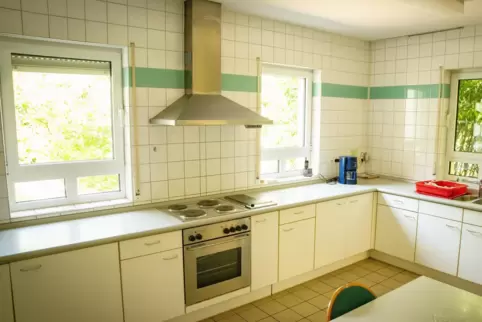 Unser Foto zeigt die veraltete Küche im Wiesbacher Pfarrheim. Aber sie wäre mit drei Räumen inklusive Essensausgabe geeignet, um