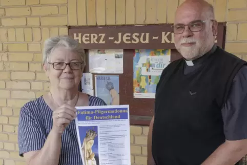  Walburga Jung und Pfarrer Harald Fleck freuen sich darüber, dass die Fatima-Pilgermadonna auch nach Rodenbach kommt. 