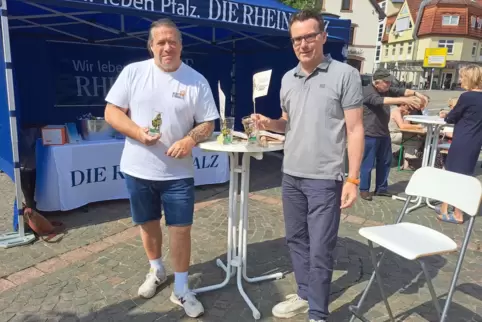 Frank Zimmer (links) und Thomas Becker von den Heimatfreunden haben Werbematerial für das Celebramus-Wochenende zum RHEINPFALZ-S