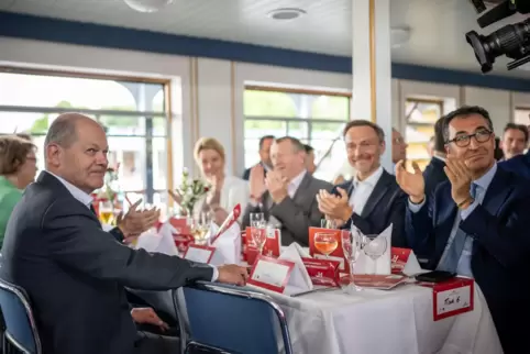 Alle an Bord: Die traditionelle „Spargelfahrt“ des konservativen Seeheimer-Kreises der SPD auf dem Wannsee in Berlin lässt sich 