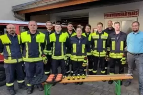 Die Mitglieder der Freiwilligen Feuerwehr Oberndorf freuen sich über die Spenden von Yves Bernhard. 