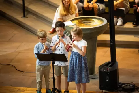 Diese mutigen jungen Flötisten spielten ein Solo beim Friedenskonzert in der Alexanderskirche. 