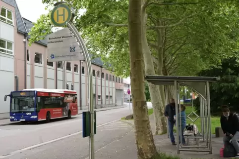An dieser Bushaltestelle in der Wiesenstraße wurde die Frau, die am Rollator ging, attackiert.