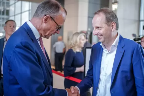 CDU-Chef Friedrich Merz (links) gratuliert dem Abgeordneten Thomas Heilmann. 