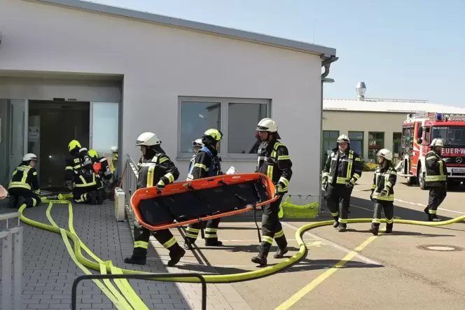 Alarmübung bei der Heinrich-Kimmle-Stiftung am Staffelhof: Die Feuerwehr kümmert sich um »Verletzte«.