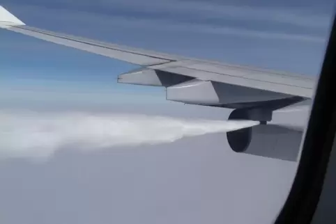 So sieht Kerosinablass aus dem Inneren des Flugzeugs aus. Dieser „Fuel dump“ passierte über der kanadischen Halbinsel Nova Scoti