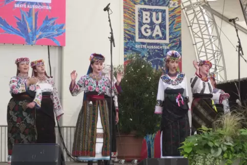 Riten, Bräuche, Traditionen: die Frauen der Gruppe Gerdan auf der Hauptbühne der Buga.