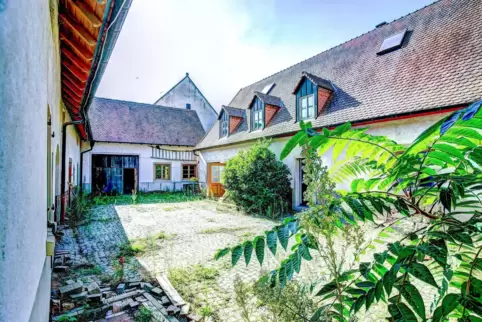 Drei Gebäude und ein charmanter Innenhof: Das Anwesen in Assenheim soll umfassend saniert werden und dann allen Generationen zur