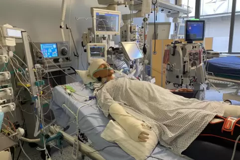 Klinikalltag simuliert: Übungspatient Karl wurde mit simulierten multiplen Verletzungen eingeliefert, darunter ein Schädel-Hirn-