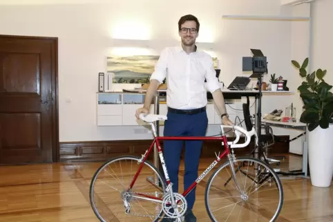 Als Schmuckstück in seinem Freiburger Dienstzimmer dient OB Martin Horn ein fast 40 Jahre altes Rennrad – ein Geschenk, das er s