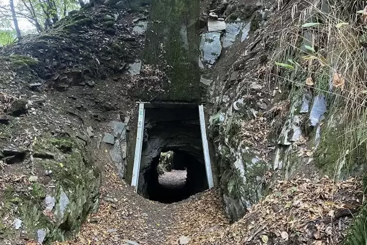 Tunnelweg: ein Relikt des Schieferabbaus.
