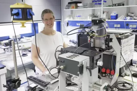 Im Labor wird beispielsweise untersucht, wie elektrische Felder auf Tropfen einwirken, erläutert Clarissa Schönecker. 