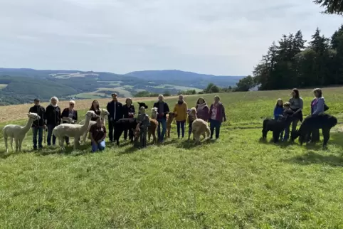 Glückliche Menschen, glückliche Tiere: die Teilnehmer der RHEINPFALZ-Sommertour während der Alpaka-Wanderung bei Schönborn. 