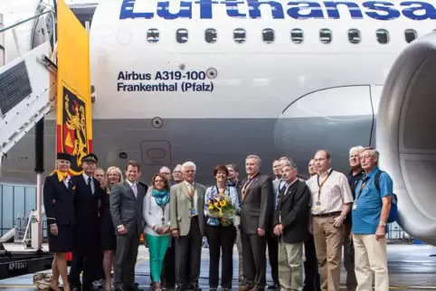 Taufpatin des Airbus A319-100 war am 15. Juli 2013 Karin Wieder (mit Blumenstrauß), die Ehefrau des damaligen Frankenthaler Ober