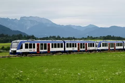 Auf den Linien des Bayerischen Oberlandnetzes fährt das Unternehmen Transdev auf Gleisen der Deutschen Bahn und der Tegernseebah