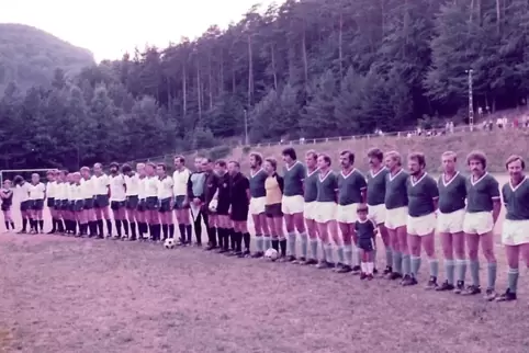 1983 wird mit Nationalflaggen und -hymne das internationale Fußballspiel auf dem Sandplatz des FC Merzalben angepfiffen. 