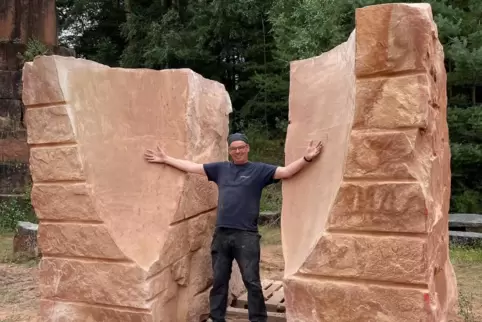 Man möchte sich glatt reinfallen lassen: Christian Hinz vor seiner imposanten zweiteiligen Skulptur „Friedensengel“ im Steinbruc