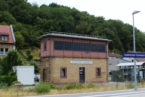 Das ehemalige Stellwerk vom Bahnhof aus gesehen. Links befindet sich der derzeitige WC-Container, rechts ist ein Teil der Draisi