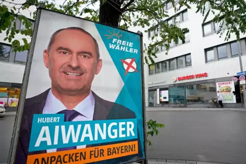 Bayern, München: Ein Wahlplakat mit dem Foto von Hubert Aiwanger hängt vor der Landesgeschäftsstelle der Freien Wähler.