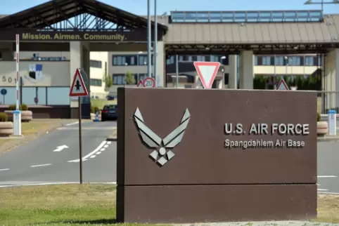 Rheinland-Pfalz, Spangdahlem: Ein Schild mit dem Schriftzug «U.S. Air Force Spangdahlem Air Base» weist auf den US-Militärflugha