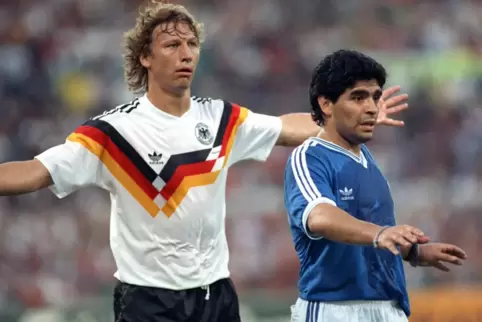 Auch 1990er-Weltmeister Guido Buchwald (links, hier damals im Finale gegen Diego Maradona) hat sein Kommen zum Benefizspiel in M