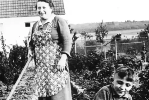 Fritz Wunderlich im Jugendalter mit seiner Mutter Anna, die sich als Musiklehrerin und Kirmesmusikantin betätigte. 