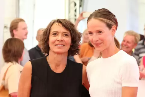 Umlagert bei der Uraufführung: Ulrike Folkerts (links) und Lisa Bitter haben in Ludwigshafen den neuen „Tatort: Avatar“ vorgeste