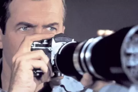 James Stewart als Fotoreporter L. B. 'Jeff' Jefferies in einer Szene des Hitchcock-Klassikers "Das Fenster zum Hof" (1955), der 