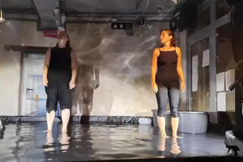 Tropf, tropf, tropf: Ungewohnt feucht präsentierte sich die Bühne des „Theaters in der Kurve“ bei Marielle Amsbecks (links) und 