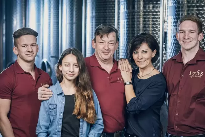 Weinbau mit langer Familientradition: Andreas Schmidt (Mitte) und seine Frau Tatjana, die das Büro managt, mit Sebastian Schmidt