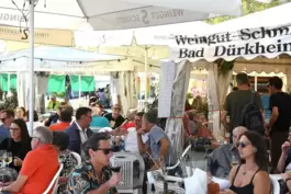 Zum Wohl: Im Weindorf gibt es in diesem Jahr besonders viel Platz. 