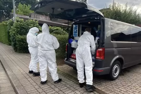 Mitarbeiter der Spurensicherung am 4. August in der Nähe des Tatorts.