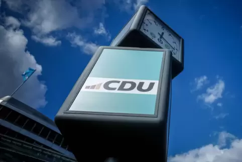 Die Uhr vor der CDU-Zentrale ist beim neuen Logo schon auf der Höhe der Zeit.