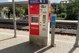 Im Fahrkartenautomaten blieb die EC-Karte stecken. 