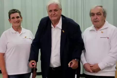 Claudia Peters, Walter Altherr und Norbert Feil (von links) wurden für ihre langjährige Mitgliedschaft im DRK-Kreisverband geehr