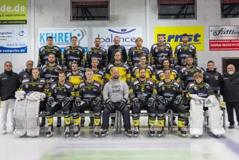 Mit dieser Truppe gehen die „Hornets“ des EHC Zweibrücken als amtierender Meister die neue Regionalliga-Saison an (hinten von li