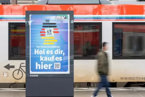  Werbung für das Deutschlandticket am Hauptbahnhof in Frankfurt am Main. 