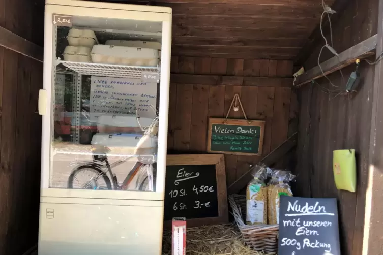 Schöner einkaufen: Eier, Fleisch und Nudeln im originellen „Hofladen“ der Hardtmühle im Bienwald.