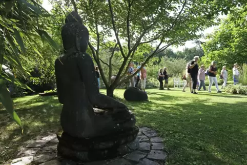 Buddha hat die durch den Park schlendernden Besucher im Blick.