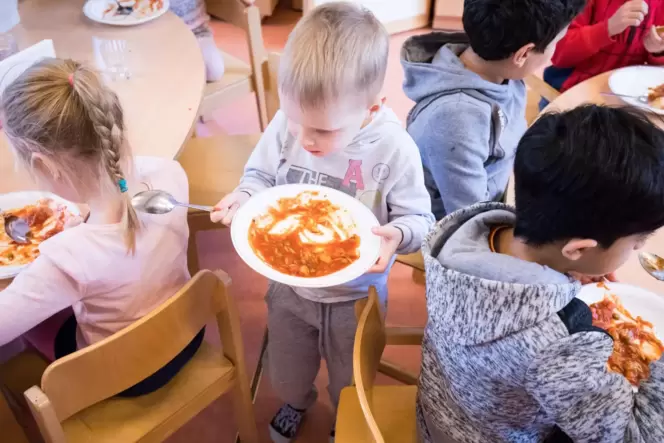 Kinder, die eine Kita besuchen, profitieren nicht nur vom warmen Mittagessen: Spracherwerb ist ein wichtiger Faktor bei der Betr