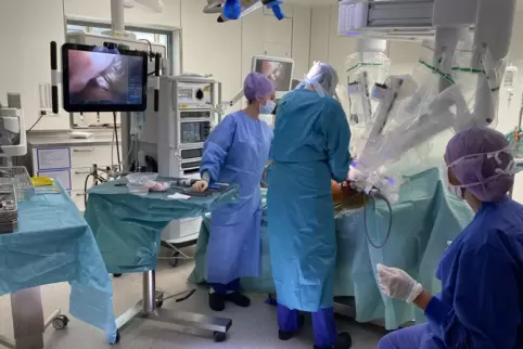 Kollege Roboter: Speziell geschulte Teams operieren am Diakonissen-Krankenhaus mit dem vierarmigen Robotik-System Da Vinci. Es k