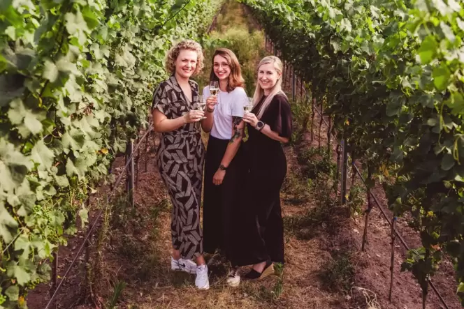 Im Podcast »Wissensdurst« sprechen die Weinexpertin Janina Huber (von links), RHEINPFALZ-Digitalredakteurin Rebecca Singer und d