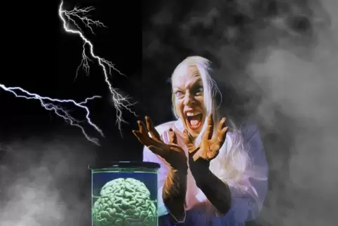 Dr. Franka Stein (Cynthia Popa) mit dem Gehirn ihres Großonkels.