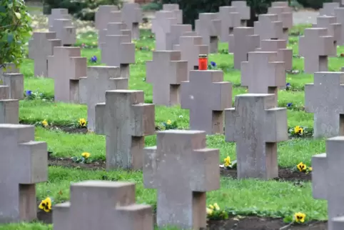 Um die Gräber Tausender Kriegstoter zu pflegen, ist die Kriegsgräberfürsorge auf Spenden angewiesen