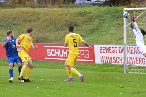 Mechtersheims Maximilan Krämer (links) köpft den 1:2-Anschlusstreffer. Waldalgesheims Torwart Andrej Juric fliegt dem Ball verge