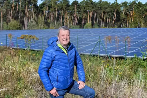 Vor der Freiflächen-Photovoltaikanlage zwischen Westheim und Bellheim: Frank Leibeck, Bürgermeister der Verbandsgemeinde Lingenf