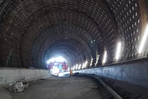 Beim Bau des Mühlbergtunnels läuft derzeit im Inneren die Herstellung des Gewölbes. Dabei wird um die gitterförmige Bewehrung de