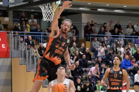 Trifft aus allen Lagen: David Pisic (am Ball) von den Ahorn Camp BIS Baskets Speyer. 