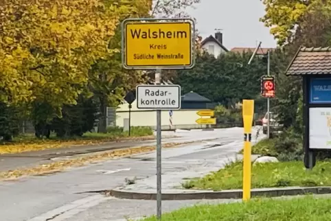 In Walsheim steht unweit des Ortschilds am östlichen Ende der Gemeinde eine Tempotafel, die „oft rot anzeigt“.