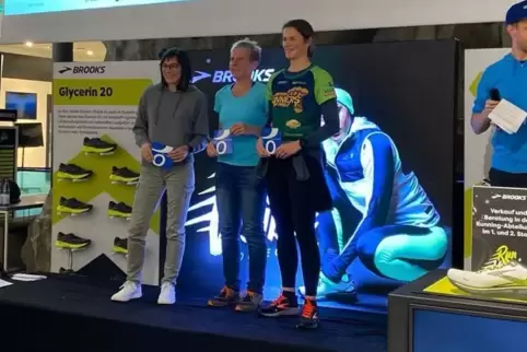 Sonja Deiß (Mitte) und Astrid Eisenbarth (links) bei der Siegerehrung der W40 im Engelhorn Sports in Mannheim. 